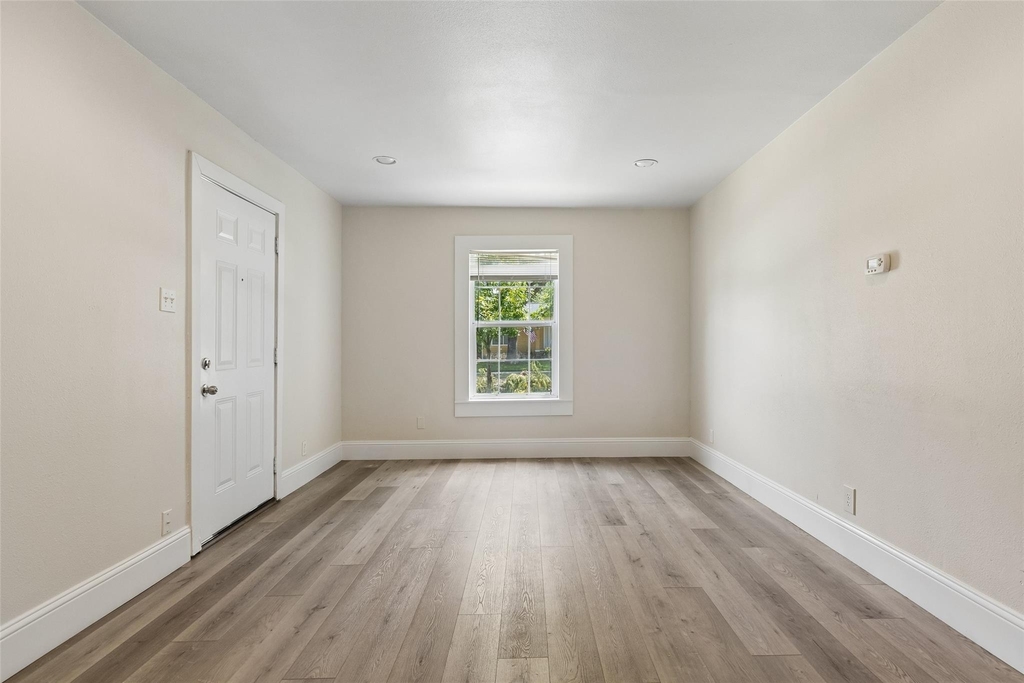 113 W Avenue E - Photo 3