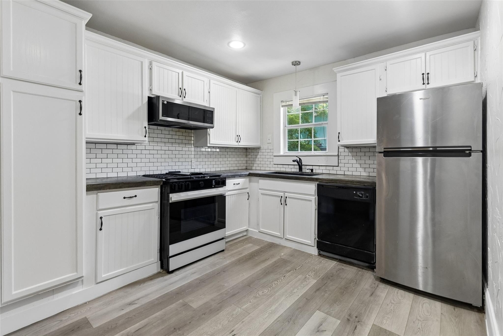 113 W Avenue E - Photo 5