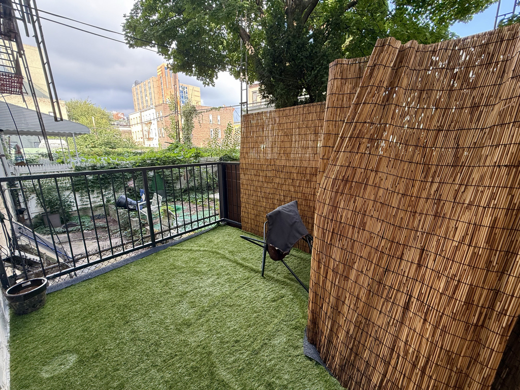 1582 dekalb ave  - Photo 5