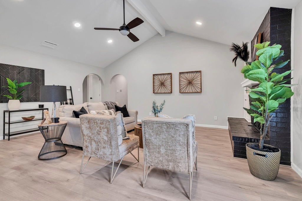 305 Northglen Drive - Photo 3