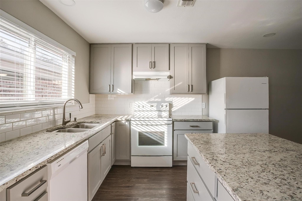 4409 Altamesa Boulevard - Photo 11