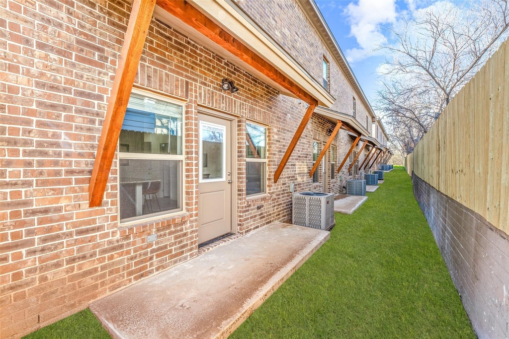 1111 W Vanderbilt - Photo 2
