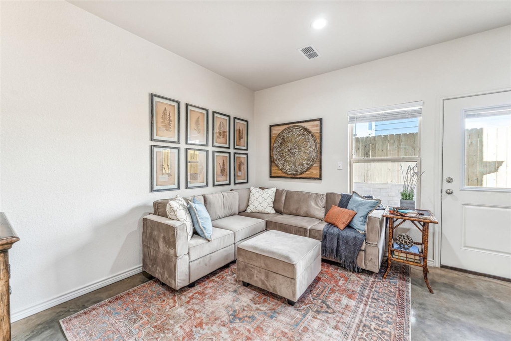 1111 W Vanderbilt - Photo 3