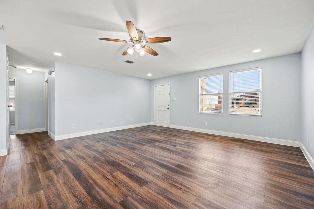 2601 Shorewood Drive - Photo 4
