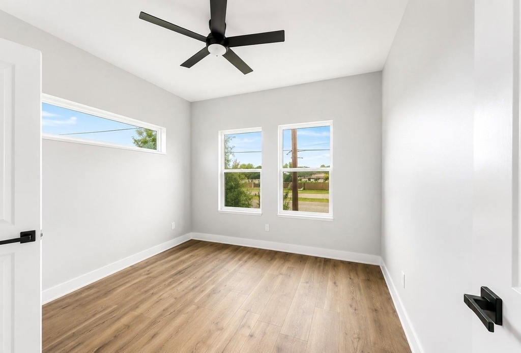 1115 E Oleander Street - Photo 8