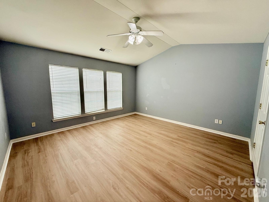 10212 Garmoyle Street - Photo 11