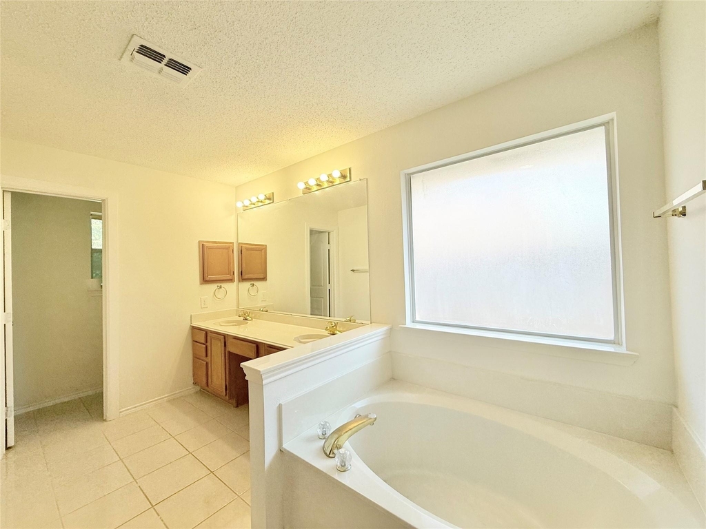 4512 Queenswood Drive - Photo 2