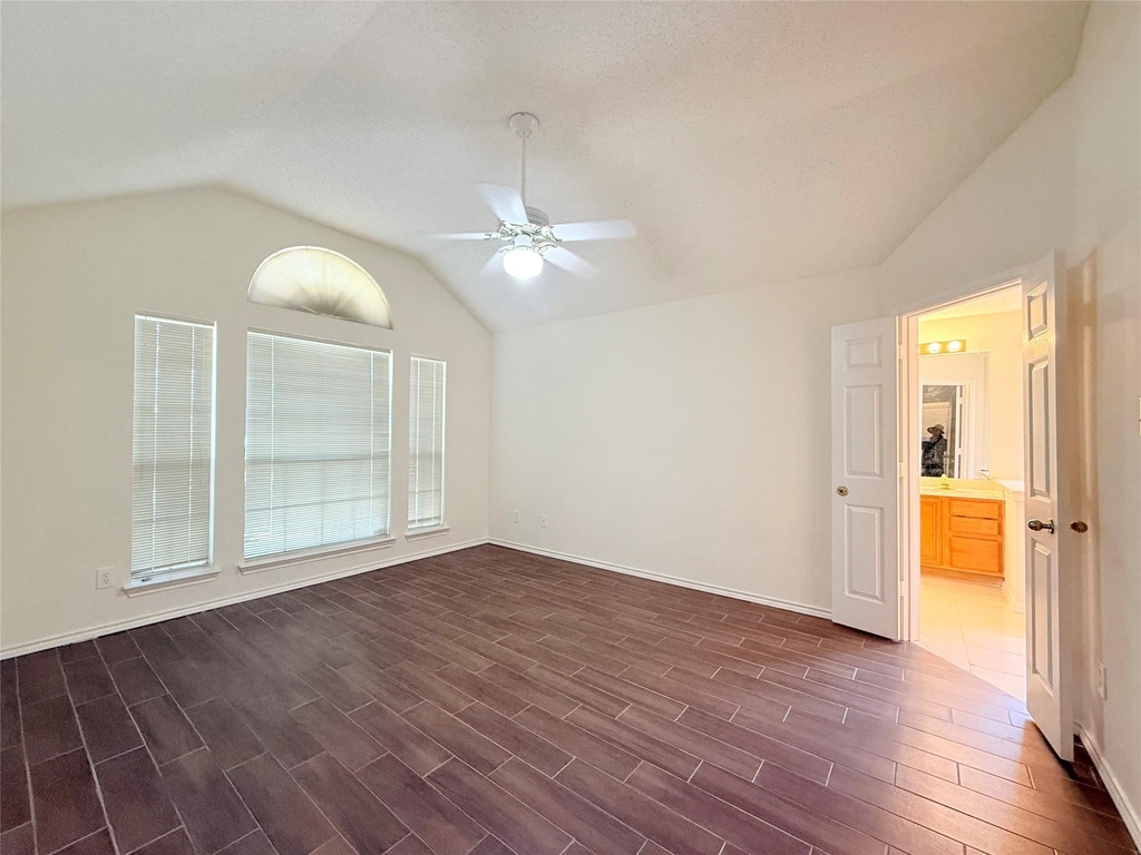 4512 Queenswood Drive - Photo 6