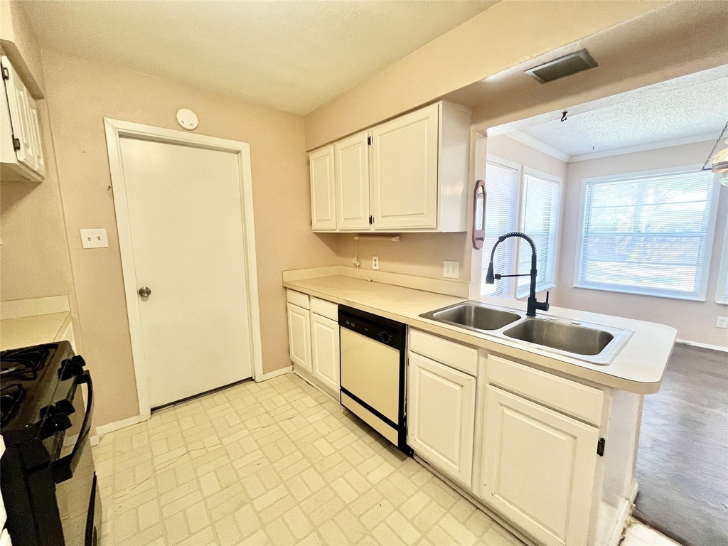 1811 Redwood Street - Photo 5