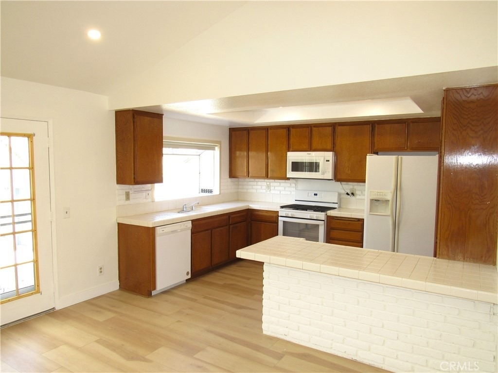 1099 W Ontario - Photo 4