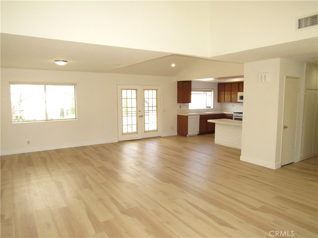 1099 W Ontario - Photo 2