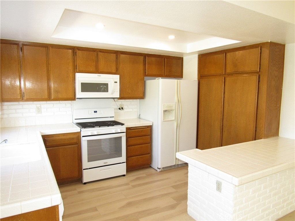 1099 W Ontario - Photo 6