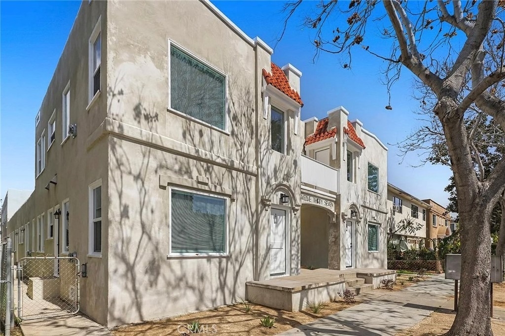 1237 E 1st - Photo 1