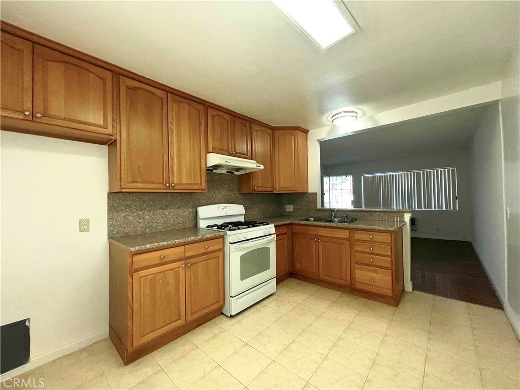 121 E Beacon Street - Photo 3