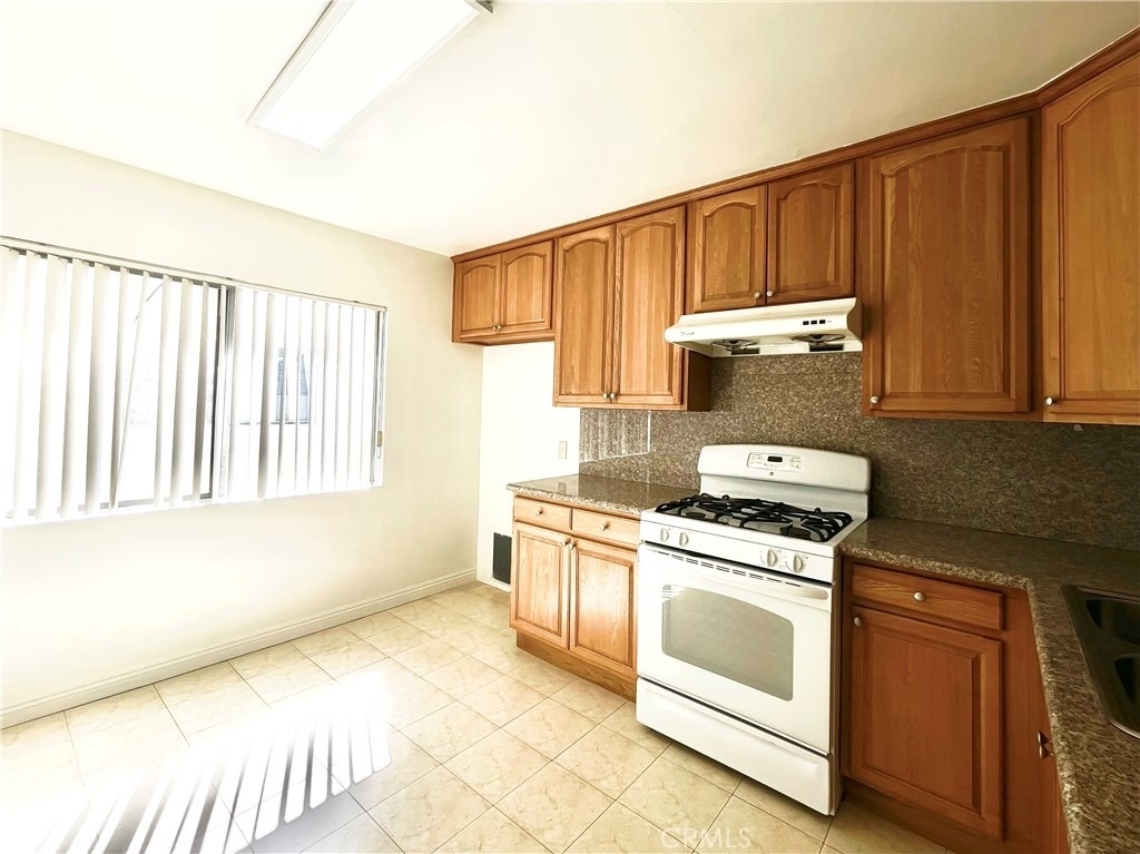 121 E Beacon Street - Photo 4