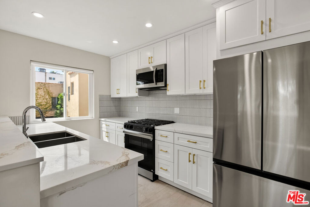 1470 Rexford Drive - Photo 3