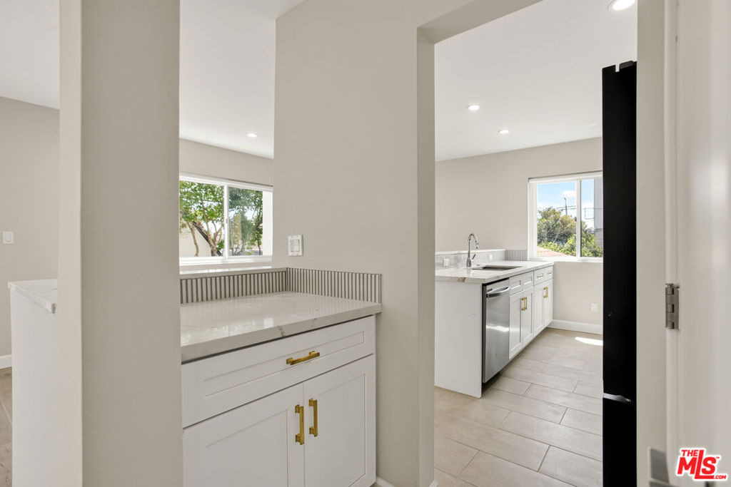 1470 Rexford Drive - Photo 2