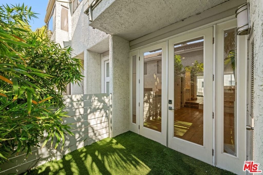 8611 Burton Way - Photo 8