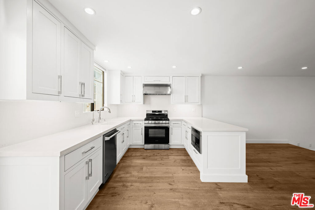 8611 Burton Way - Photo 6