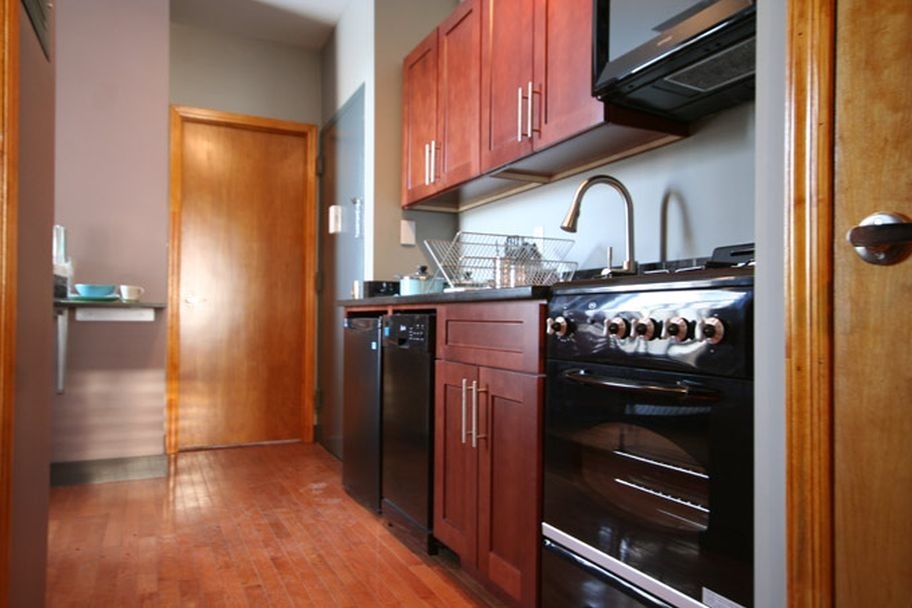 East 9th Street - Photo 4