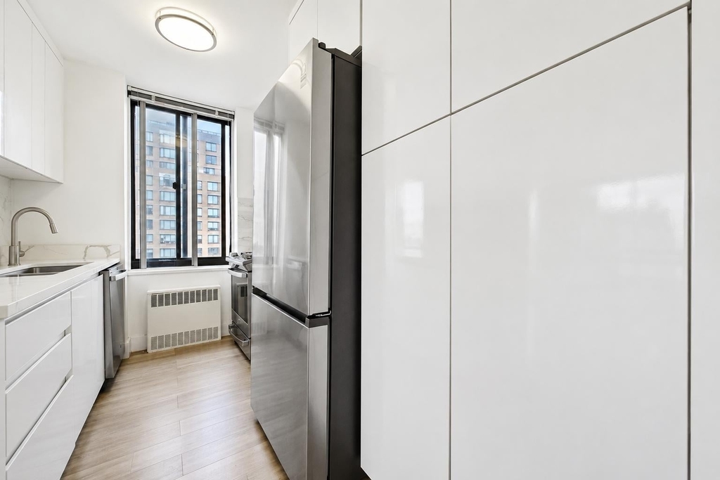 1735 York Avenue - Photo 5