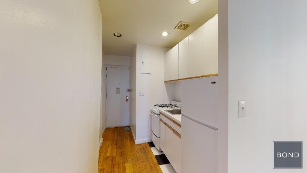 East 65th Street - Photo 6