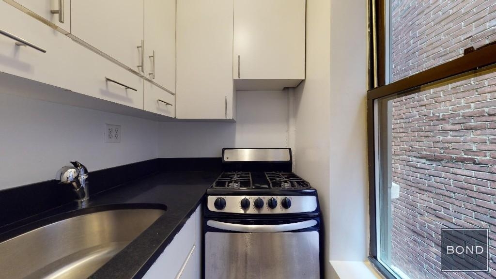 East 65th Street - Photo 6