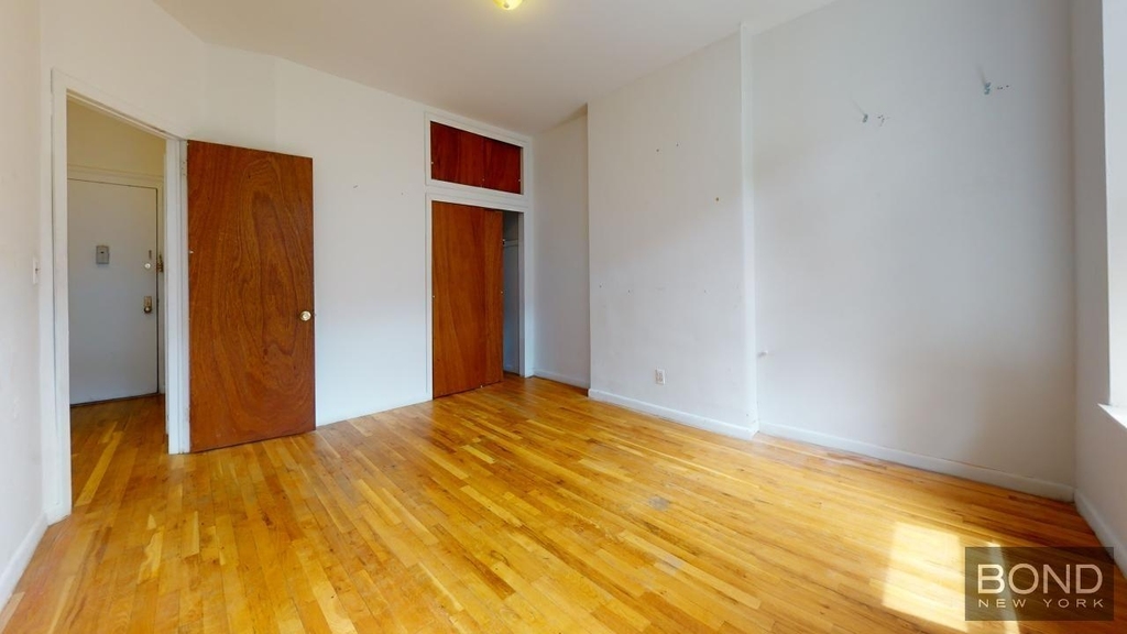 East 90th Street - Photo 14