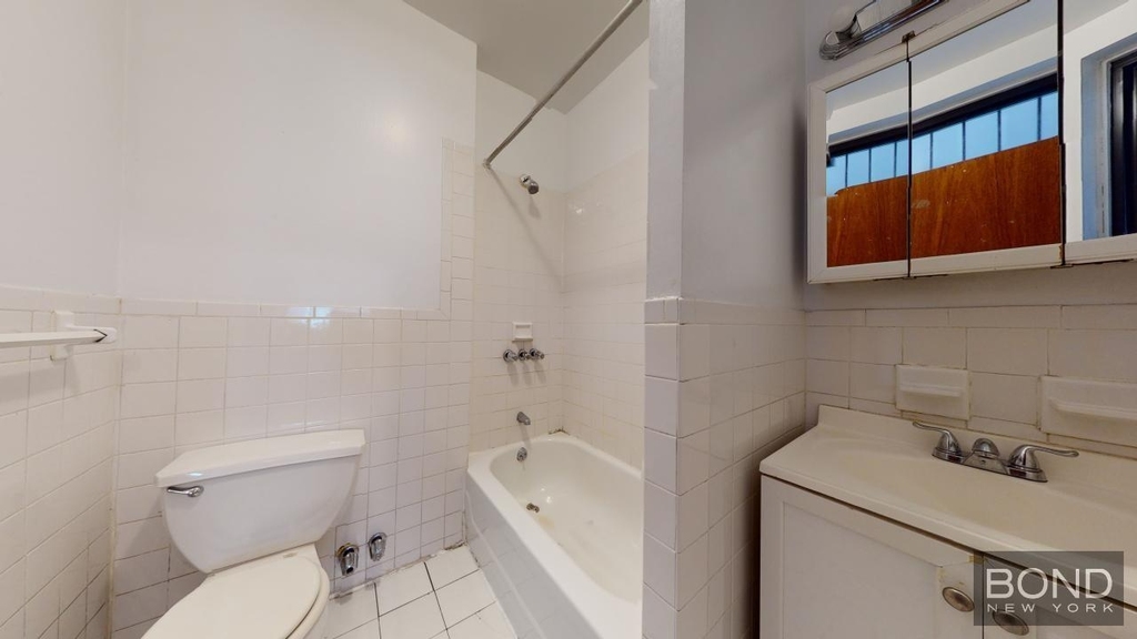 East 90th Street - Photo 15