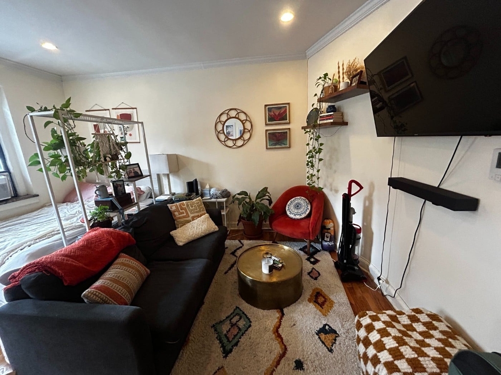 364 W 19th Street - Photo 2