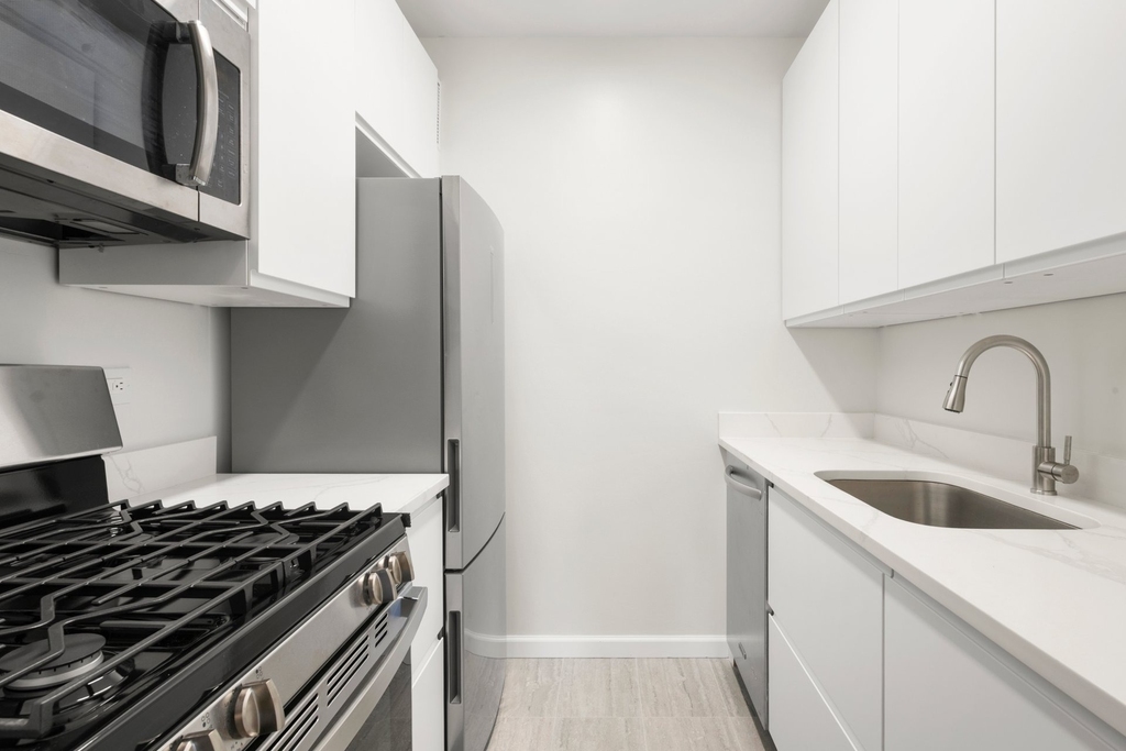 250 E 40th Street - Photo 3
