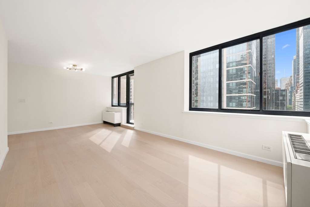 250 E 40th Street - Photo 2