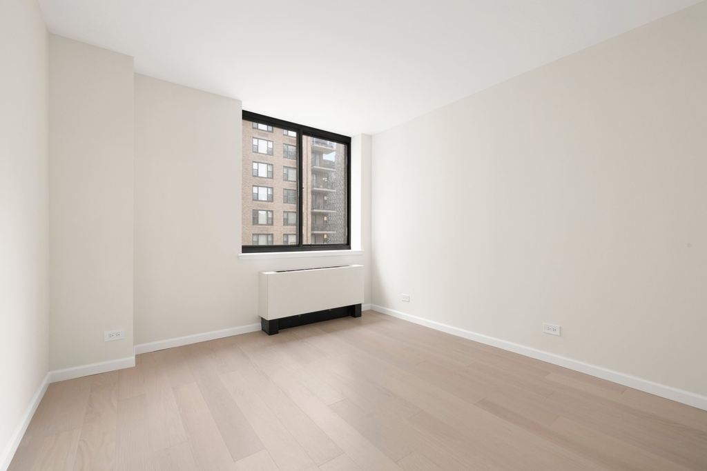 250 E 40th Street - Photo 5