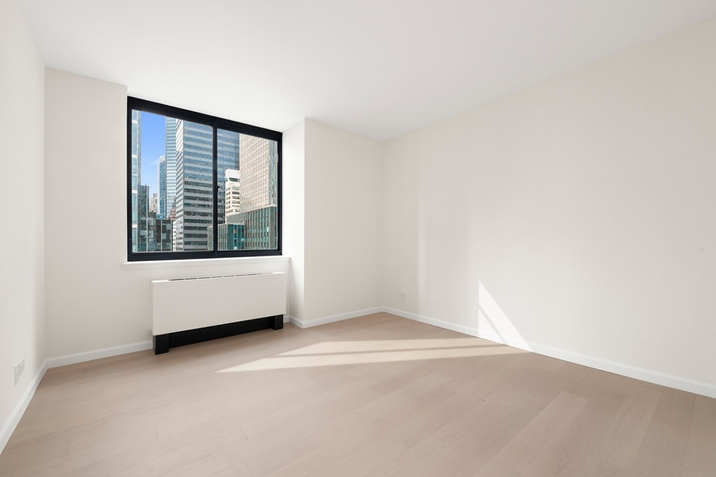 250 E 40th Street - Photo 4
