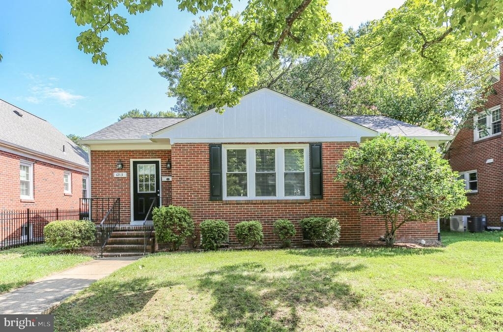 1213 Stafford Avenue - Photo 0