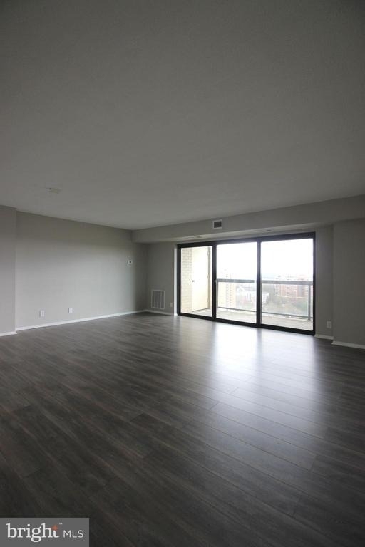 307 Yoakum Parkway - Photo 7