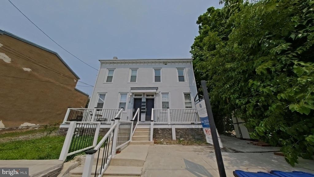610 E 9th Street - Photo 0