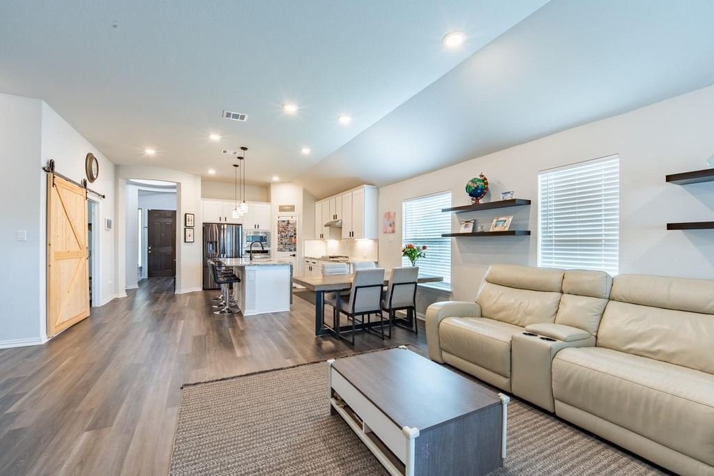 402 Pulitzer Dr - Photo 3
