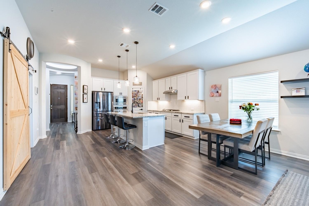 402 Pulitzer Dr - Photo 2