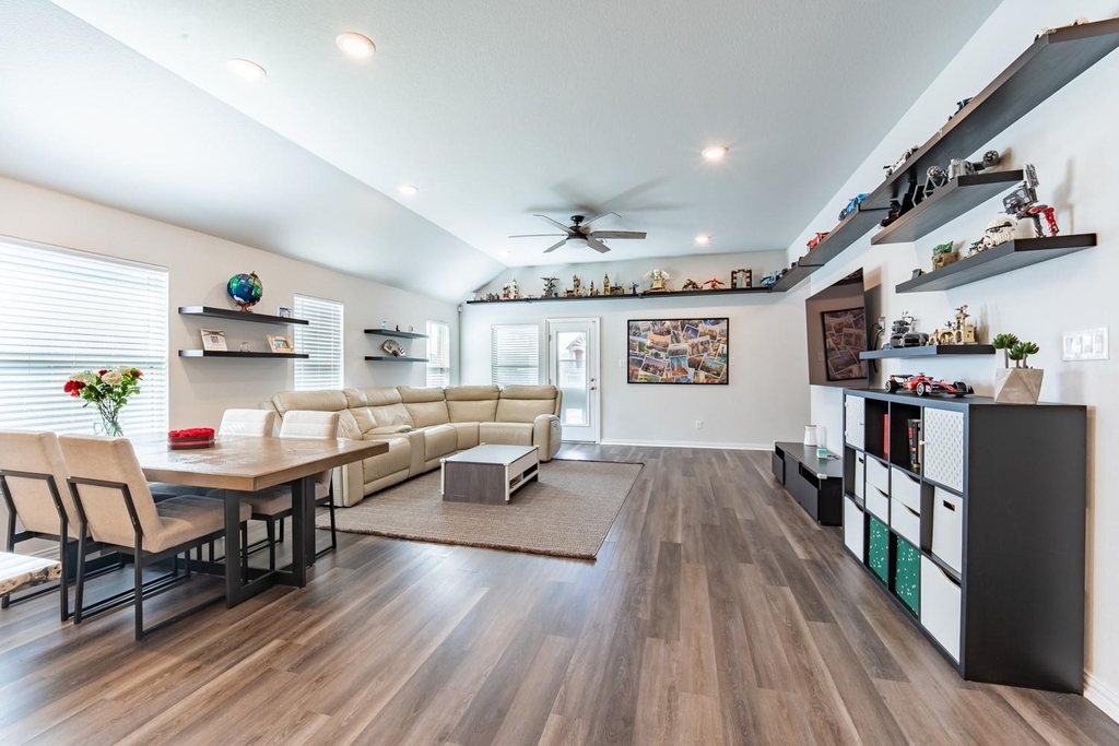 402 Pulitzer Dr - Photo 4