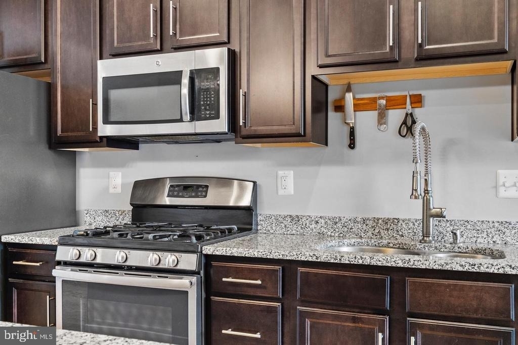 1445 Trafalgar Lane - Photo 4