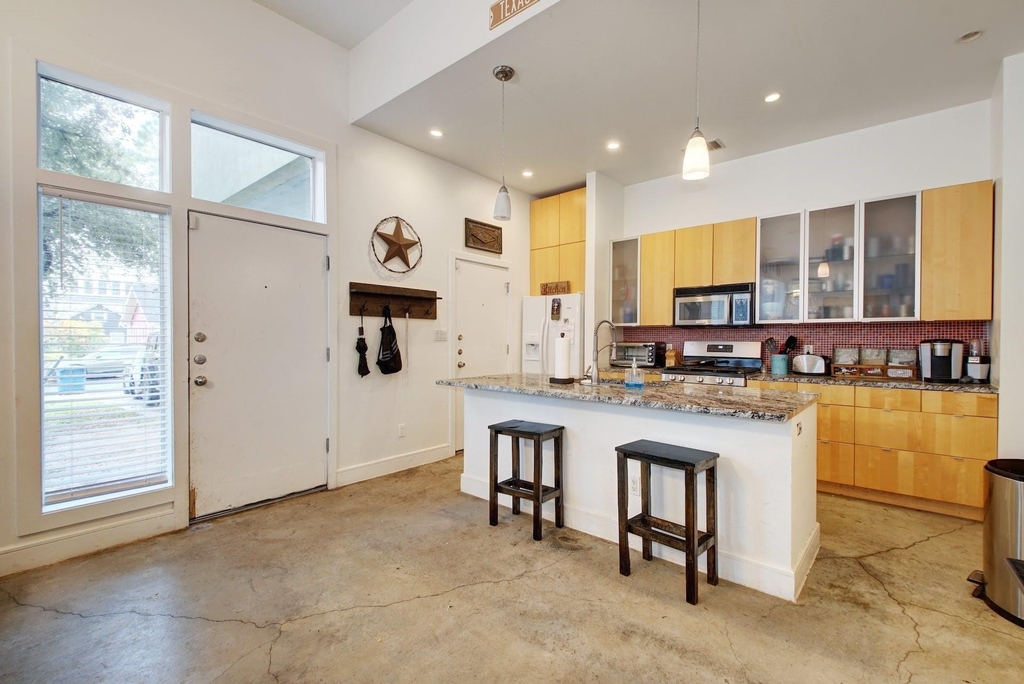 616 W 35th St - Photo 12