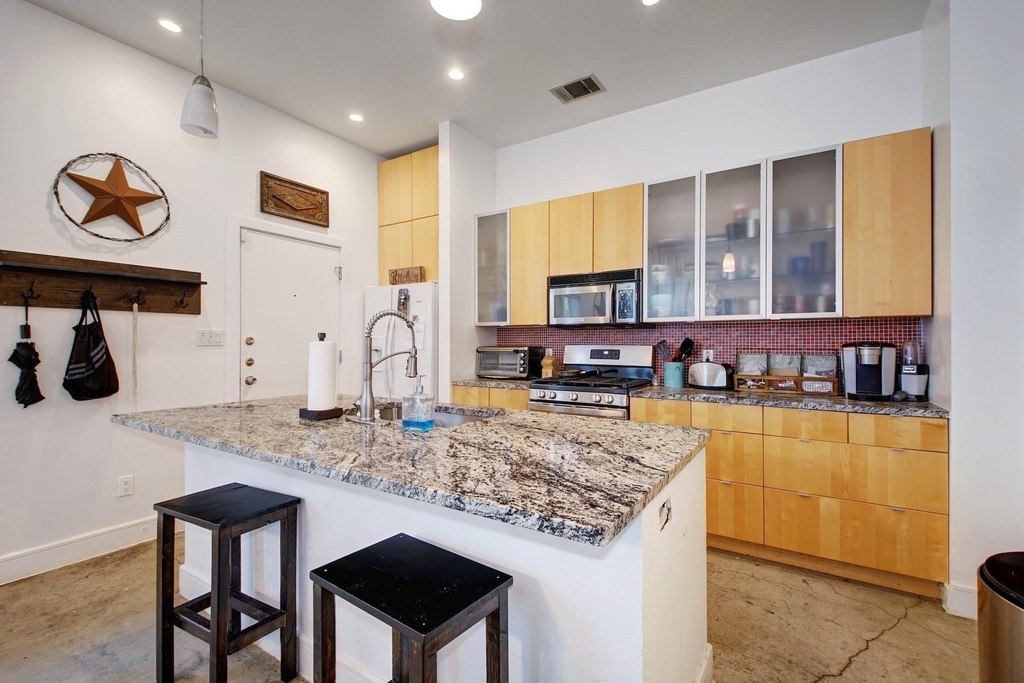 616 W 35th St - Photo 13