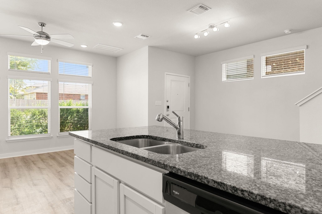 605 W South St - Photo 14
