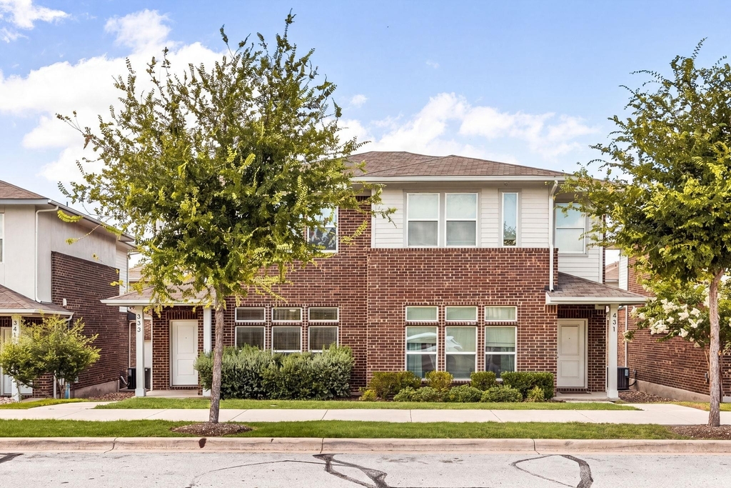 605 W South St - Photo 0