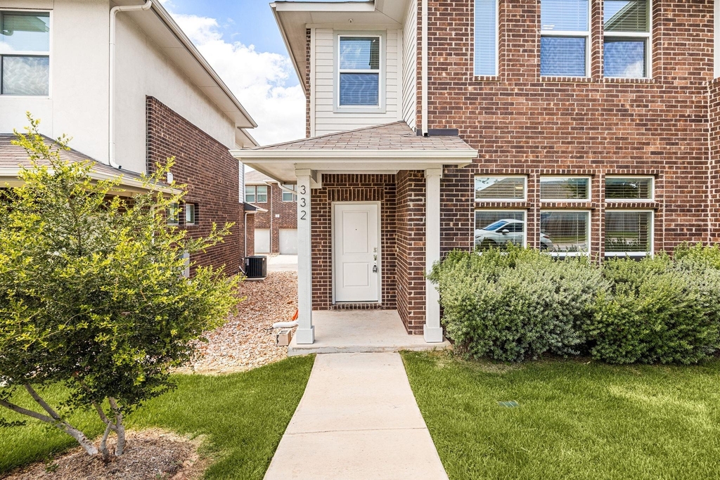 605 W South St - Photo 2