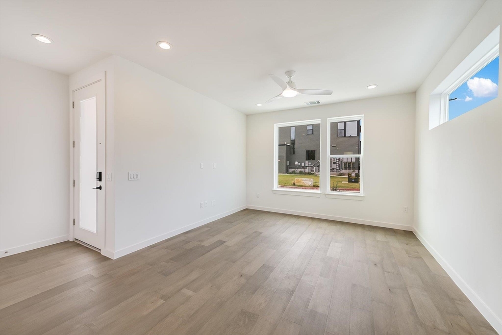 2211 E M Franklin Ave - Photo 2