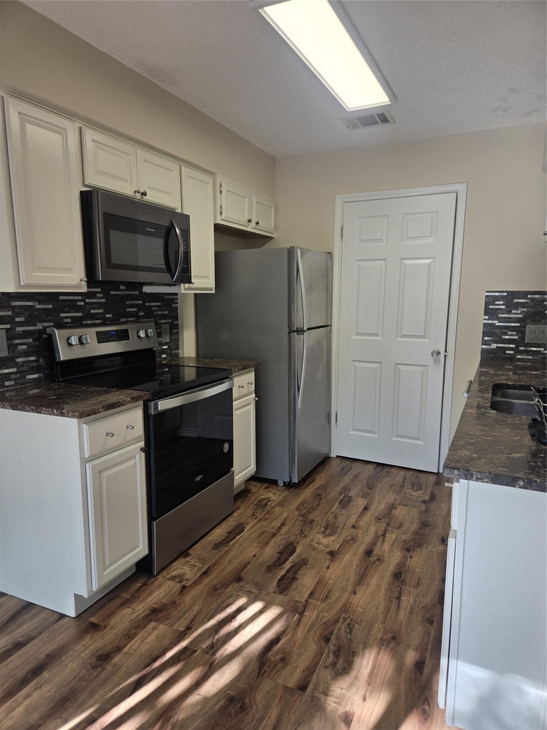 1207 Southport Dr - Photo 1