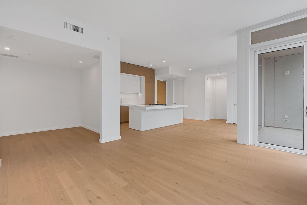 313 W 17th St - Photo 8