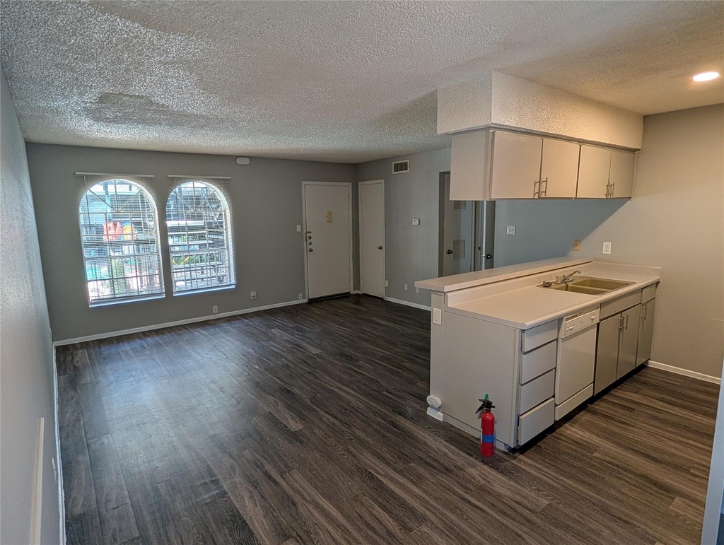 101 E 33rd St - Photo 1